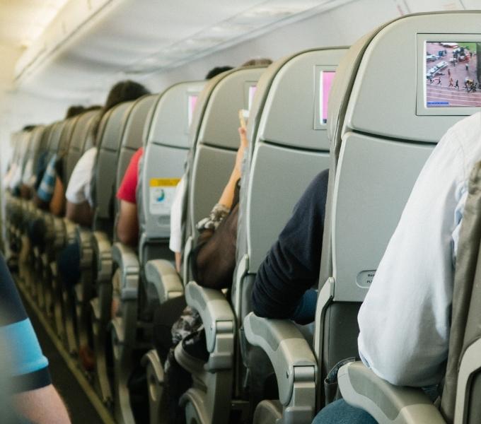 Quantos passageiros cabem em um avião: Limites, overbooking e companhias aéreas