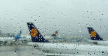 avião decola com chuva