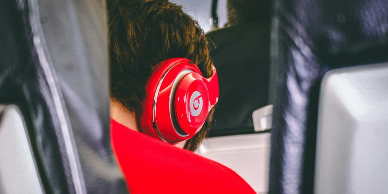 Com quantos anos pode viajar de avião sozinho? Guia para reponsáveis