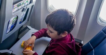 criança de 4 anos paga passagem de avião