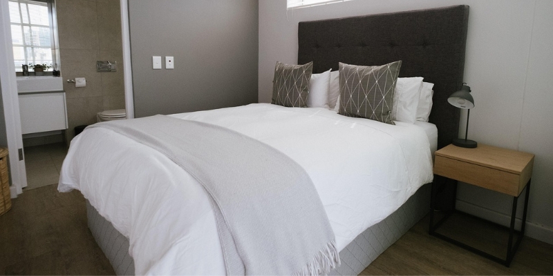 Pernoite são quantas horas? Entenda a duração, diferenças e quando vale a pena