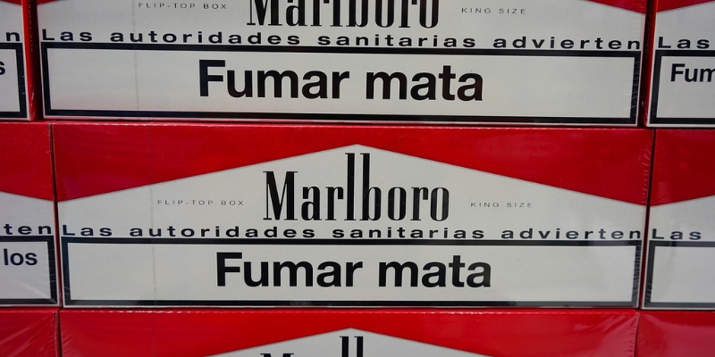 Quantos maços de cigarro pode levar em viagem internacional? Descubra as regras e limites