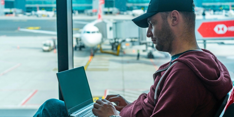 Qual a melhor maneira de registrar uma reclamação online por atraso de voo?