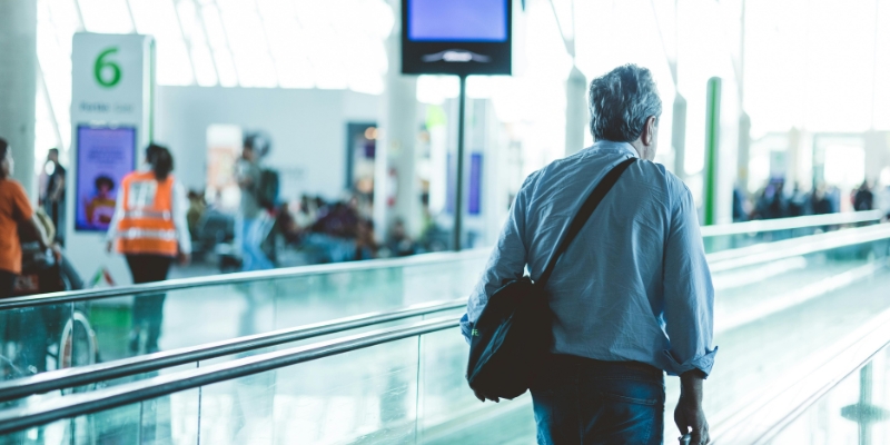 Como posso reivindicar compensação por conexões perdidas devido a atrasos de voo?